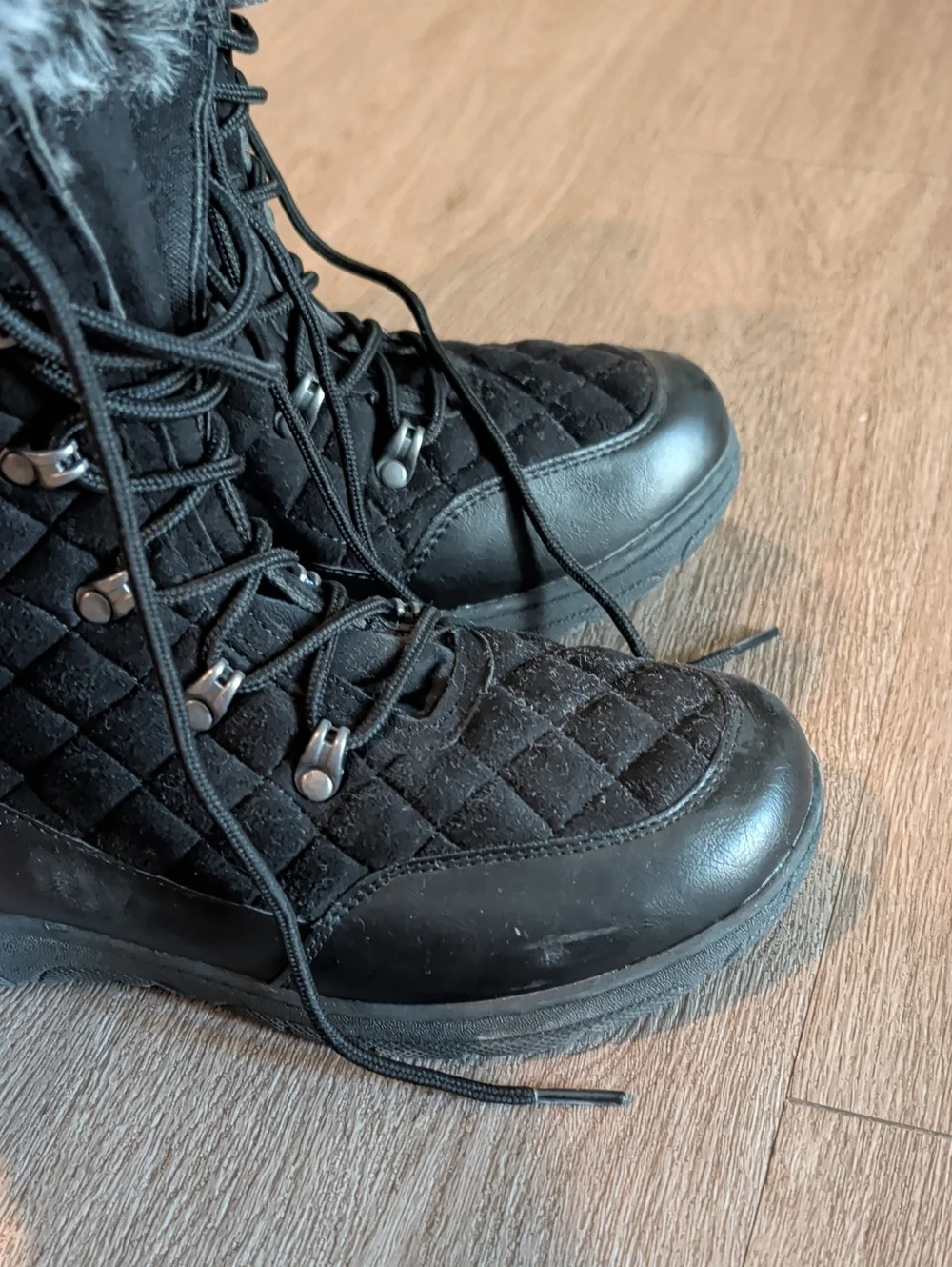 Women’s Black Quilted Winter Snow Boots with Faux Fur Collar 8.5